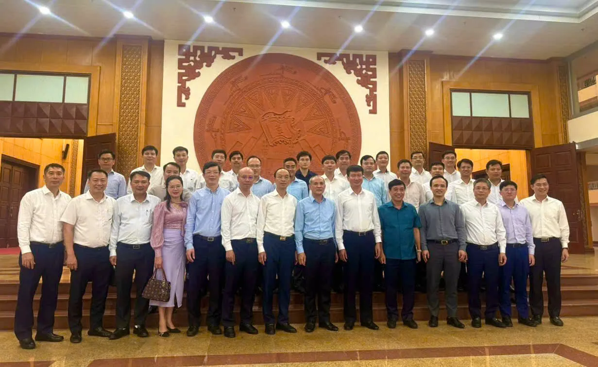 Trường Đại học Thủy lợi chúc mừng cựu sinh viên Trần Huy Tuấn được bầu giữ chức Bí thư Tỉnh ủy Ninh Bình