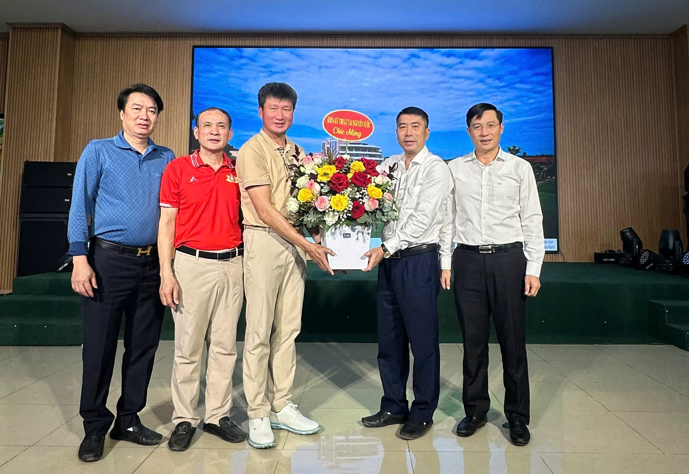 Cựu sinh viên K33 Trường Đại học Thủy lợi Trần Huy Tuấn được bầu giữ chức Bí thư Tỉnh ủy Ninh Bình