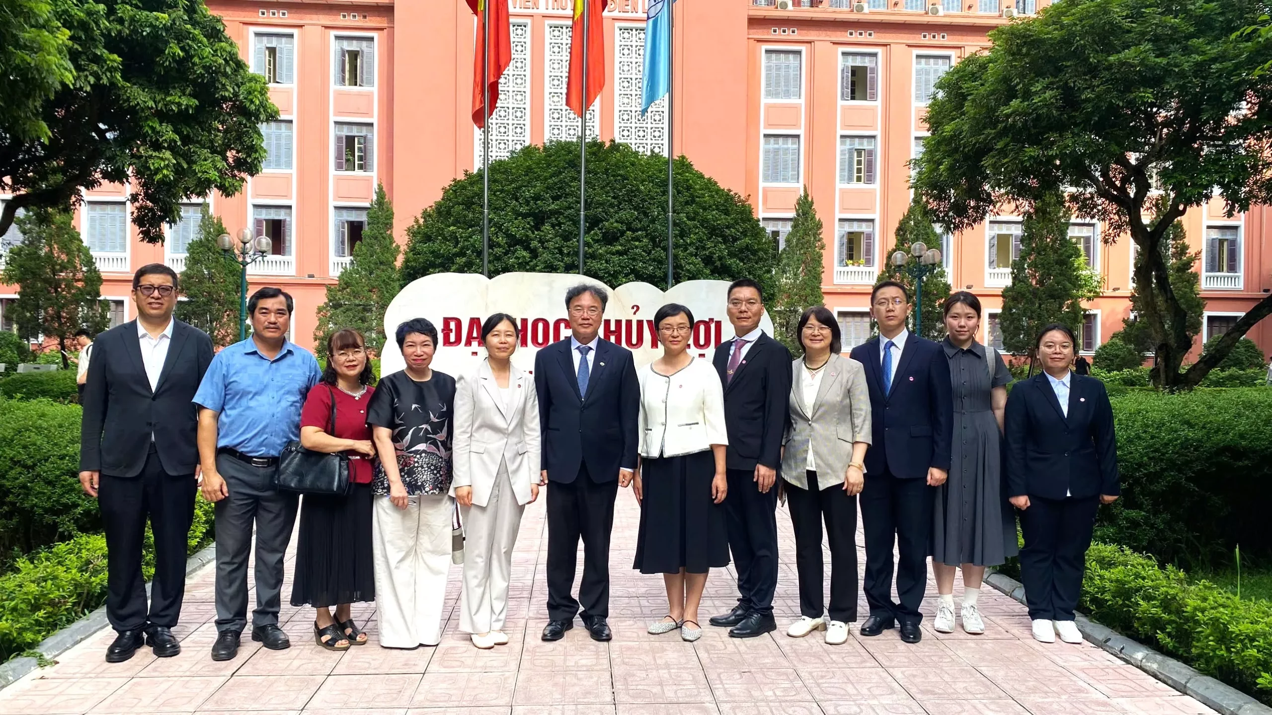 Thuyloi University and Guangxi Normal University Discuss Cooperation in Training and Scientific Research