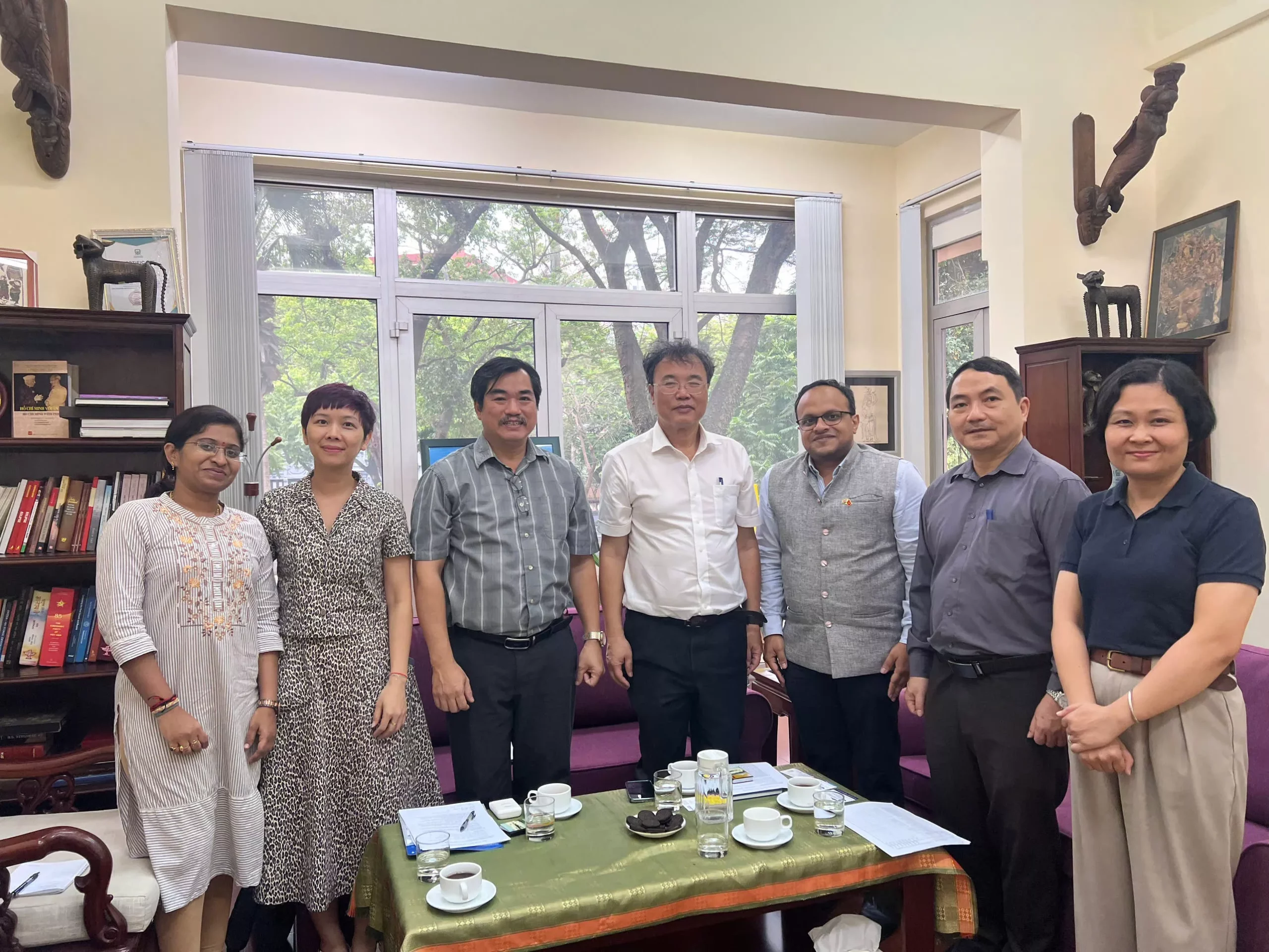 Thuyloi University meets with the Deputy Chief of Mission (Deputy Ambassador) at the Embassy of India in Hanoi, Vietnam to promote cooperation in education, research, and cultural exchange