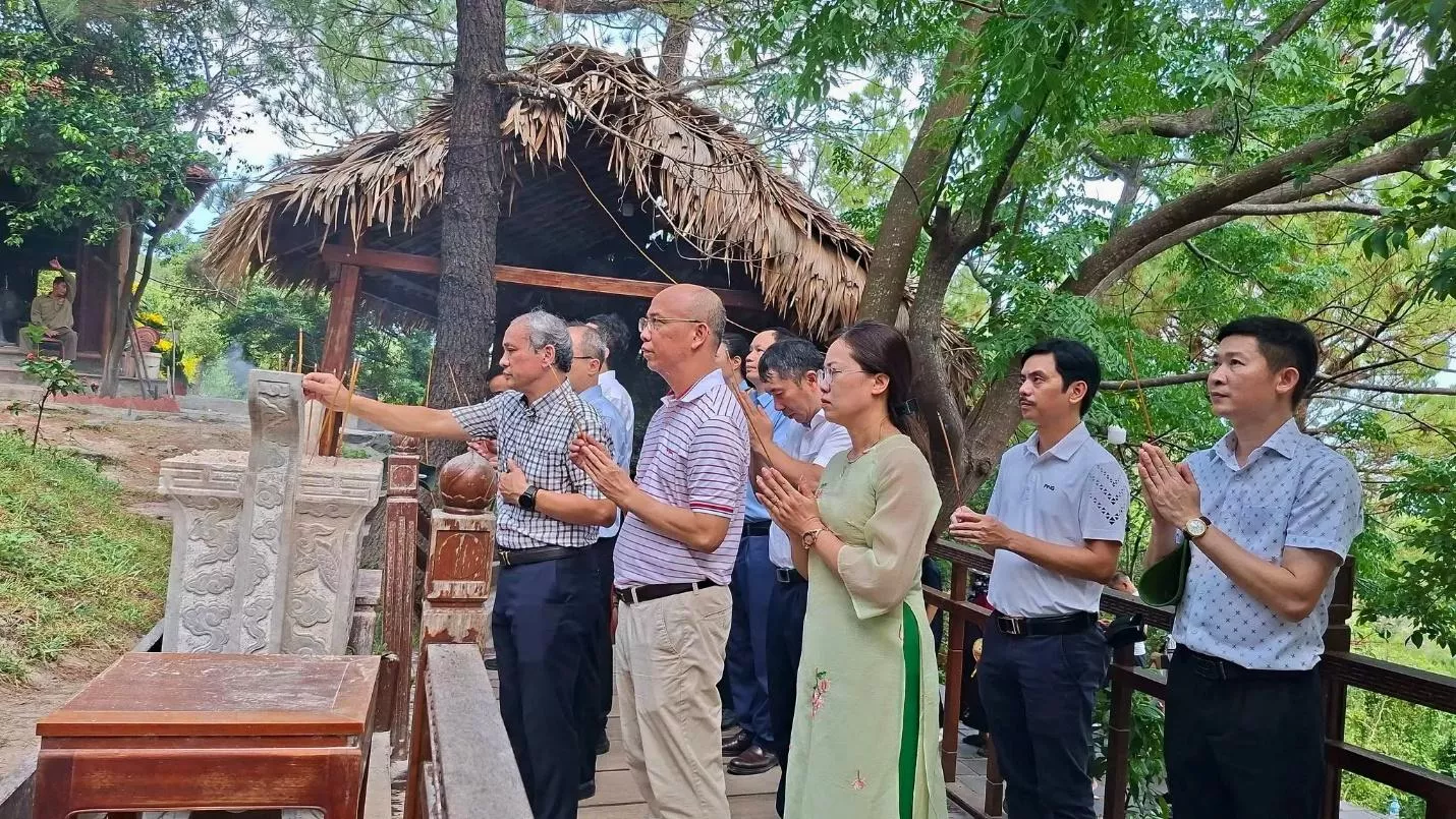 Hành trình tri ân từ mái trường đến những miền đất thiêng 