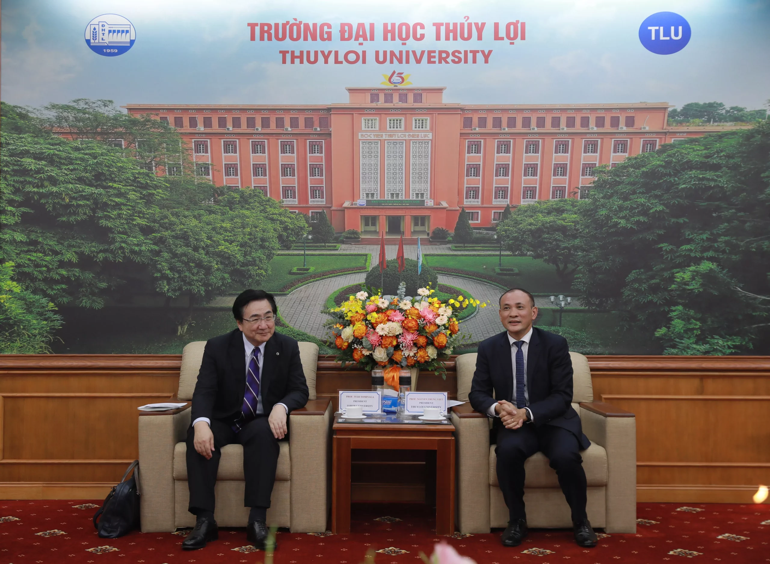 High-level Leadership Delegation from Tohoku University visits Thuyloi University for future cooperation discussion