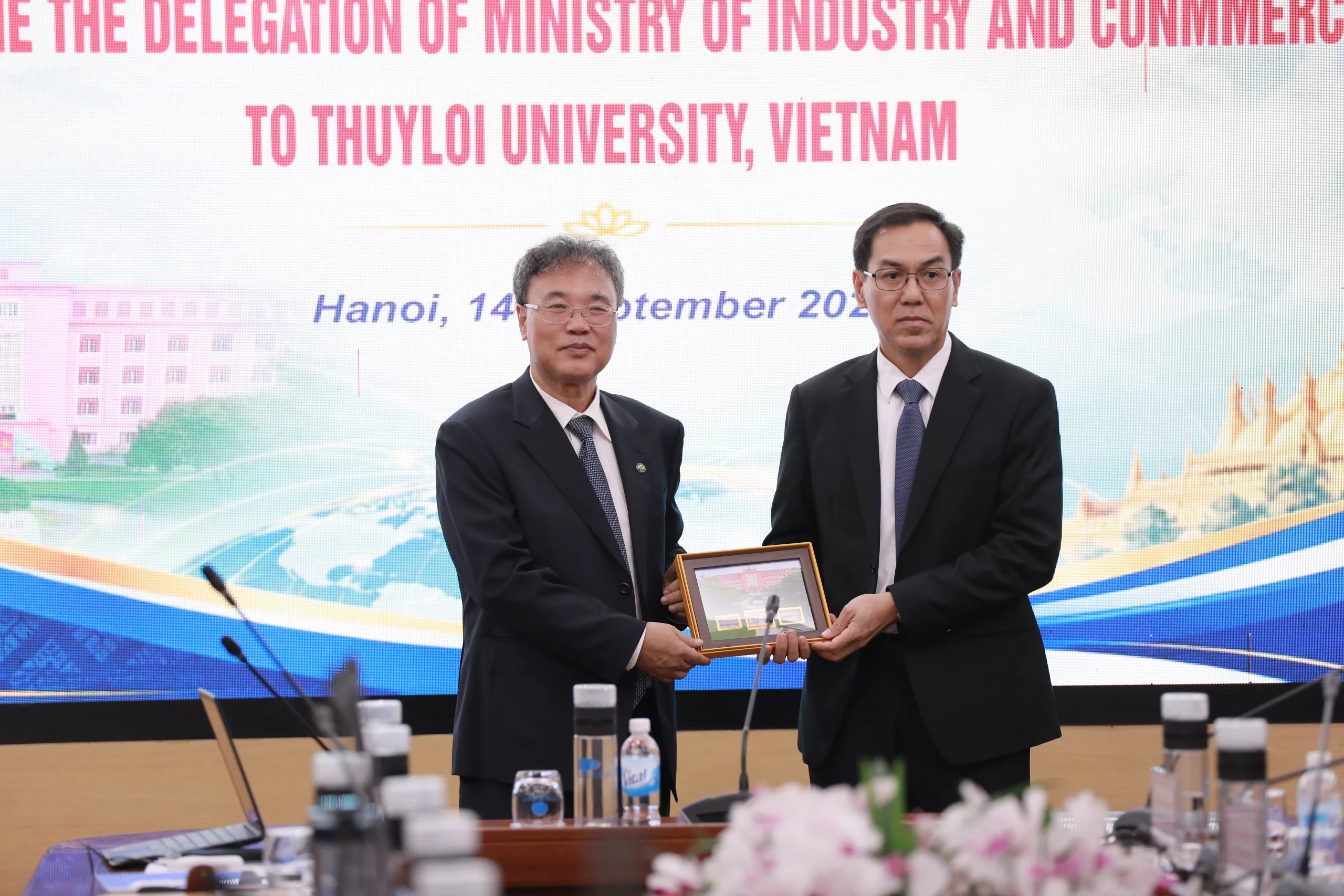 Thuyloi University Promotes Cooperation in Training and Science & Technology Exchange with Delegation from the Ministry of Industry and Commerce of the Lao PDR