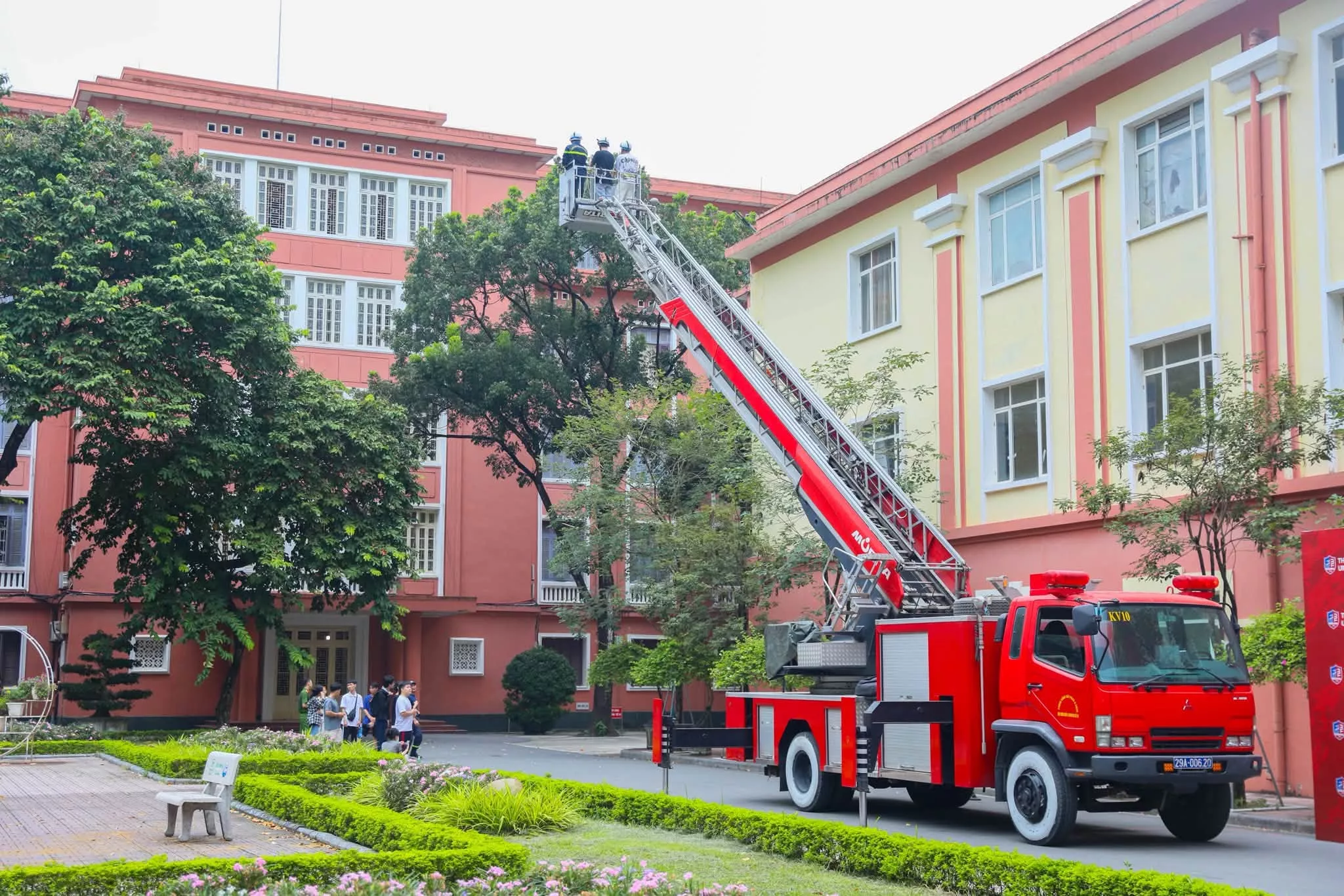 Sinh viên Trường Đại học Thủy lợi trải nghiệm kỹ năng phòng cháy, chữa cháy và cứu nạn, cứu hộ